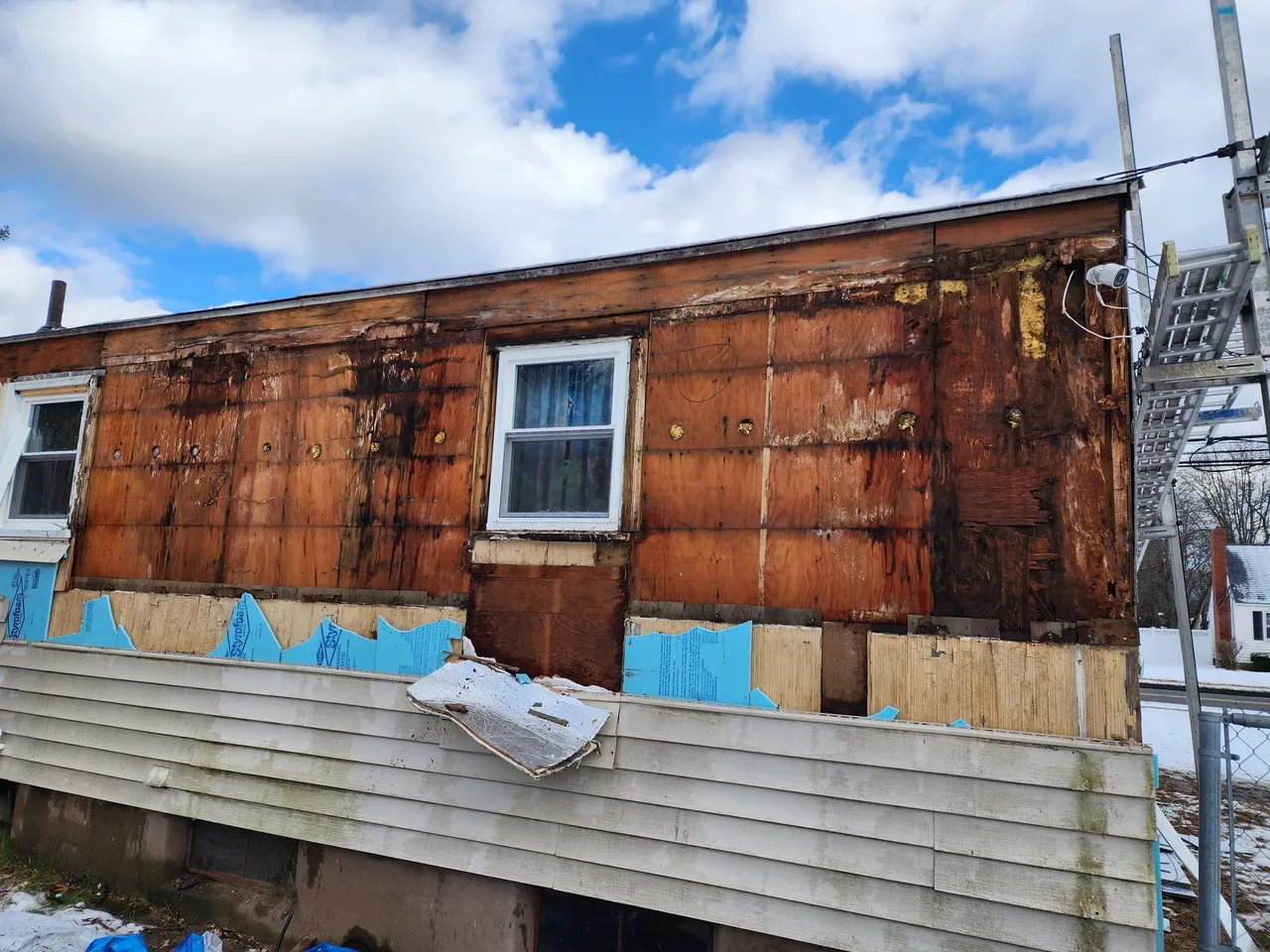 To Strip or Not To Strip? 5 Reasons to Remove Your Old Siding